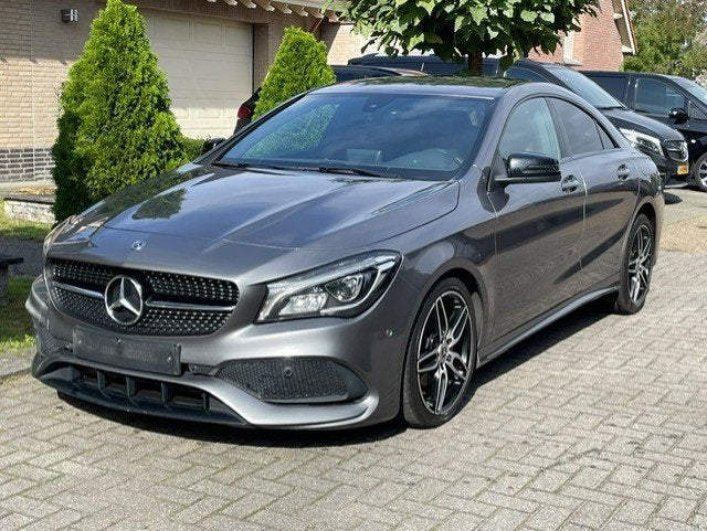 Mercedes-Benz CLA-klasse 180 AMG LINE MOTOR DEFECT NAVI PDC, Automaat, Berline, Zilver of Grijs, Benzine