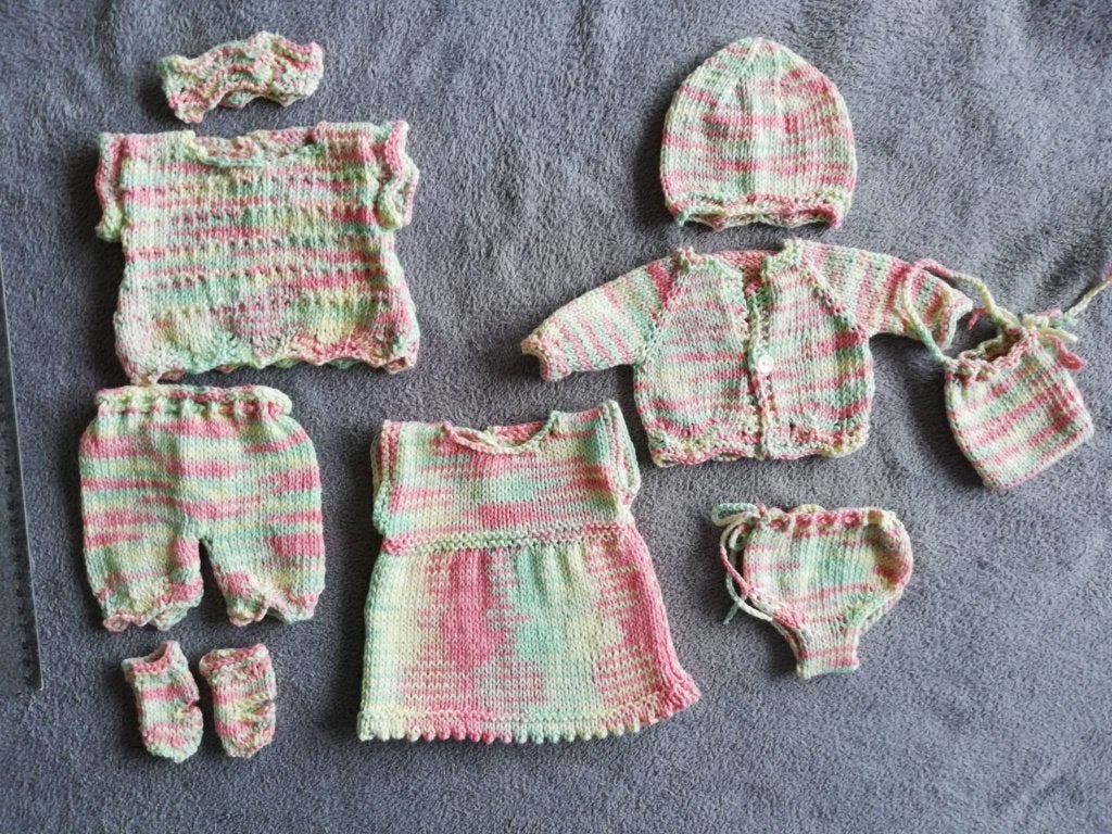 Poppenkleertjes in pasteltinten, in katoen, nieuw, Hobby en Vrije tijd, Ophalen of Verzenden, Nieuw, Breien, Naald