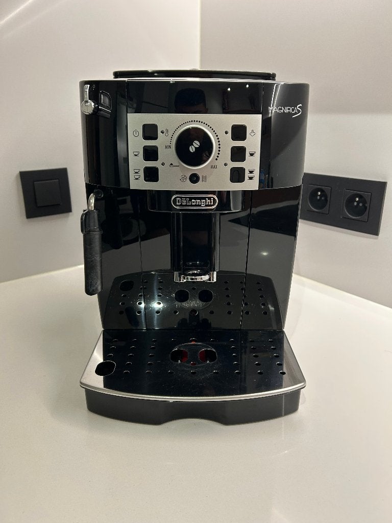 DeLonghi Magnifica S koffiemachine met bonen, Elektronische apparatuur, Ophalen, 10 kopjes of meer, Koffiemachine, Zo goed als nieuw
