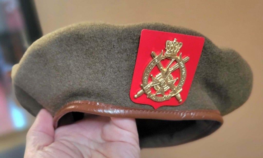 Lotje van 4 ABL mutsen (1964/1976/1978/1978), Ophalen of Verzenden, Landmacht, Helm of Baret
