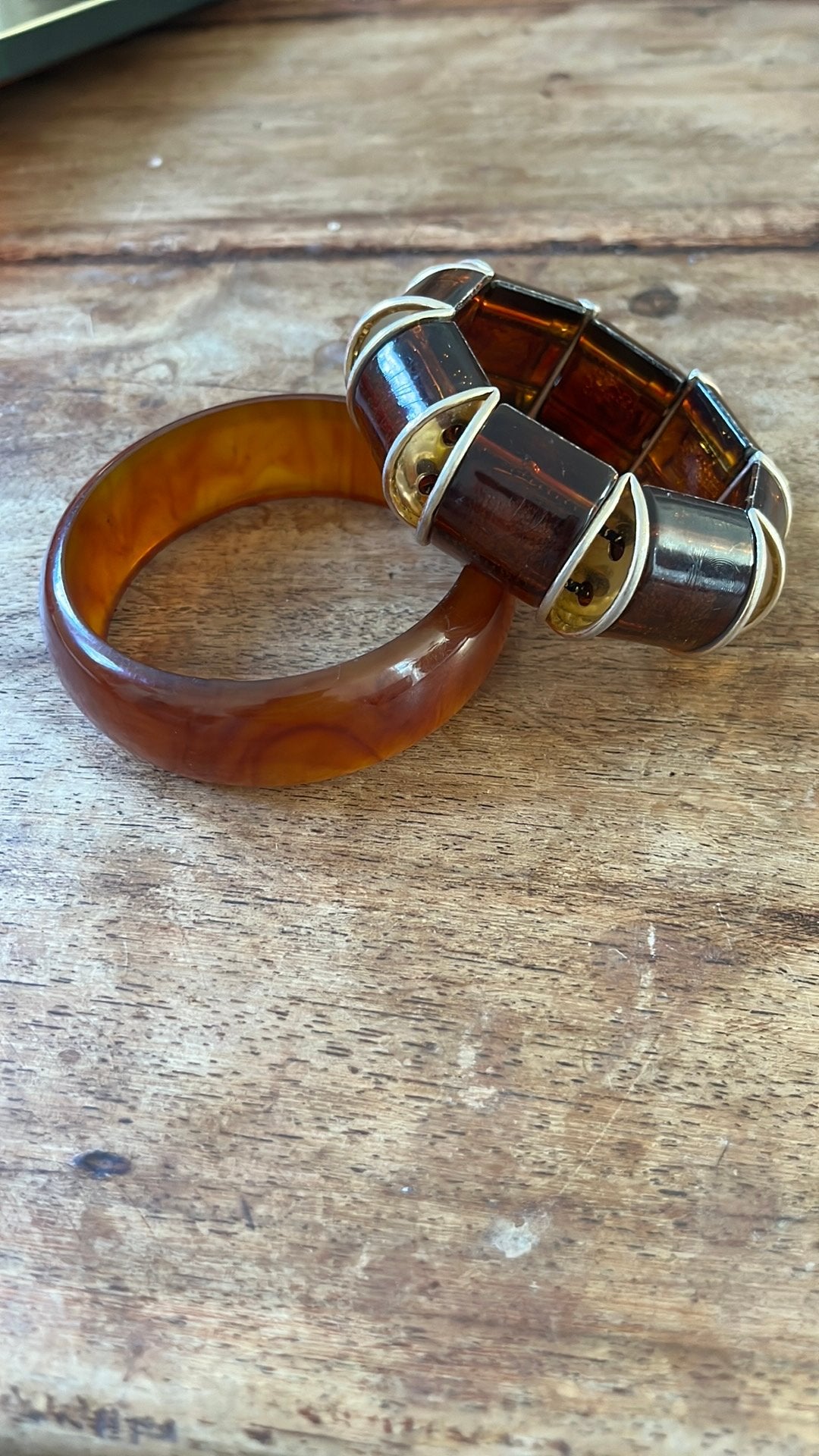 2 vintage armbanden, Handtassen en Accessoires, Armbanden, Ophalen, Zo goed als nieuw, Bruin, Kunststof of Plastic