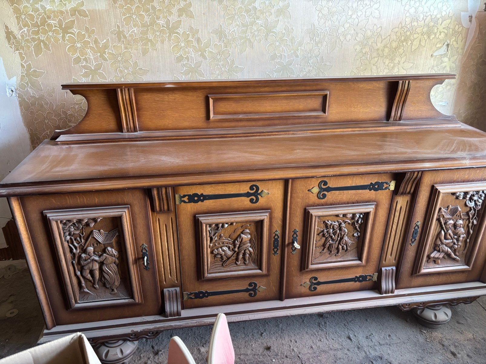 Grand buffet sculpté 4 portes bois massif – Scènes paysannes, Huis en Inrichting, Kasten | Dressoirs, Zo goed als nieuw, Eikenhout