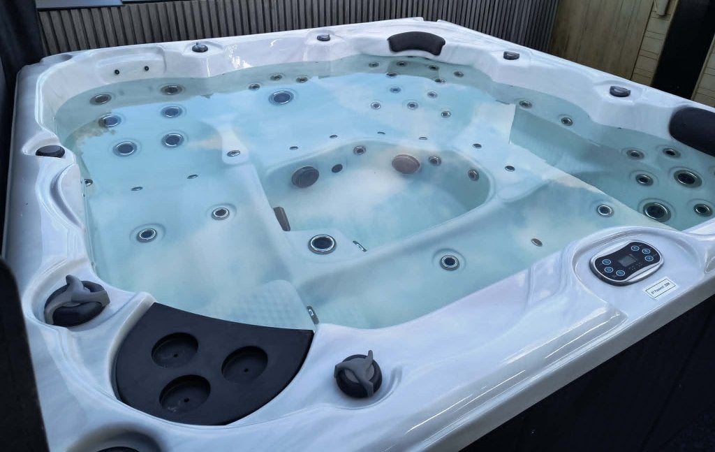 Losstaande jacuzzi, Tuin en Terras, Bubbelbaden en Hottubs, Ophalen, Zo goed als nieuw, Trap, Vast
