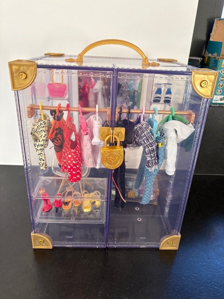 Rainbow High - kleerkast, Enfants & Bébés, Jouets | Poupées, Enlèvement, Comme neuf, Autres types