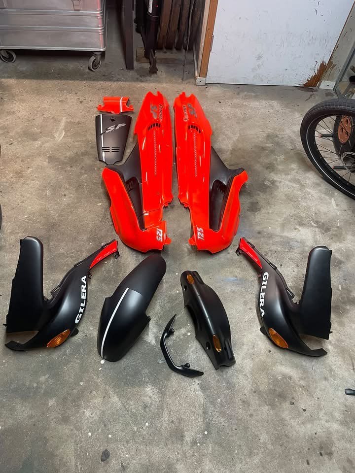 Ensemble de casquettes Gilera Runner Fluo Rosso NEW ‼️, Motos, Enlèvement ou Envoi
