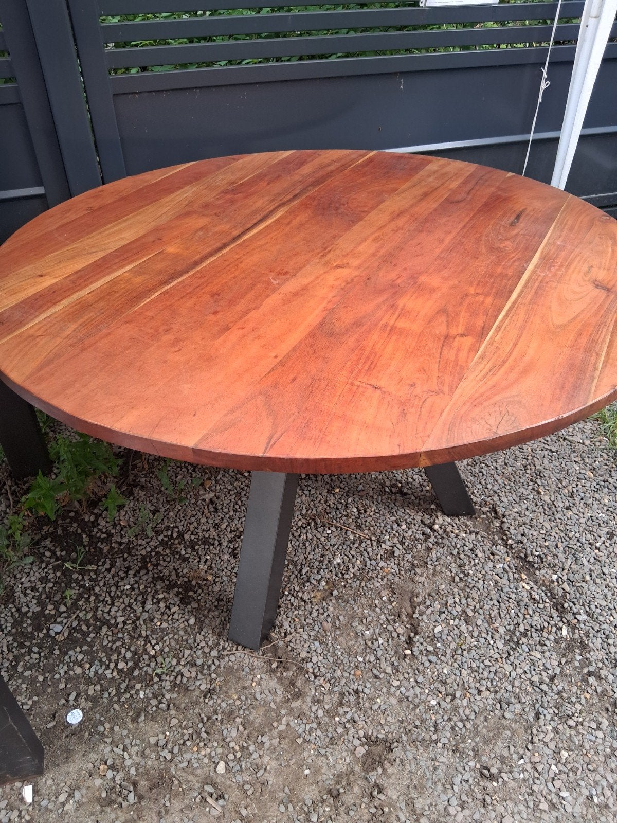 Acacia eettafel 130cm doorsnede met zwart metalen 3 poot, Enlèvement