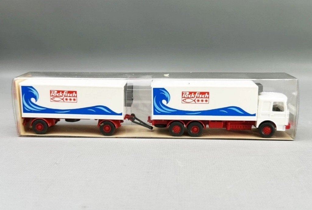 1:87 Wiking 472 MAN Büssing Koelwagen met aanhanger Packfish, Hobby en Vrije tijd, Ophalen of Verzenden, Zo goed als nieuw, Bus of Vrachtwagen