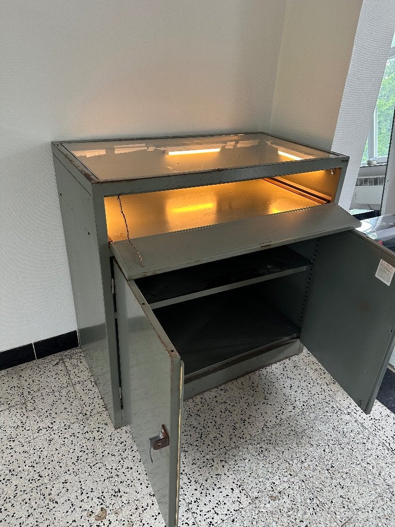 metalen vitrinekast, Ophalen