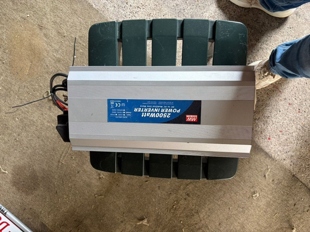 omvormer meanwell 2500w 24VAC - 230VAC, Hobby en Vrije tijd, Elektronica-componenten, Ophalen, Zo goed als nieuw