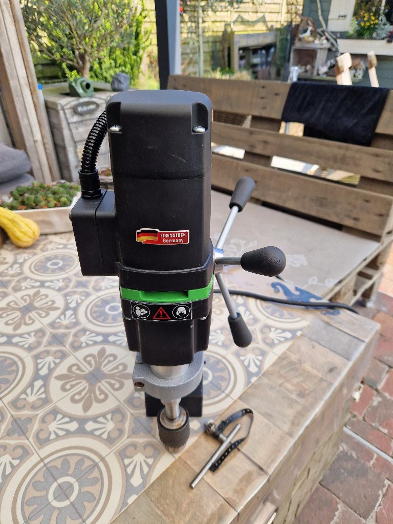 magneetboormachine, Doe-het-zelf en Bouw, Gereedschap | Boormachines, Ophalen, Zo goed als nieuw, 600 watt of meer, Boormachine