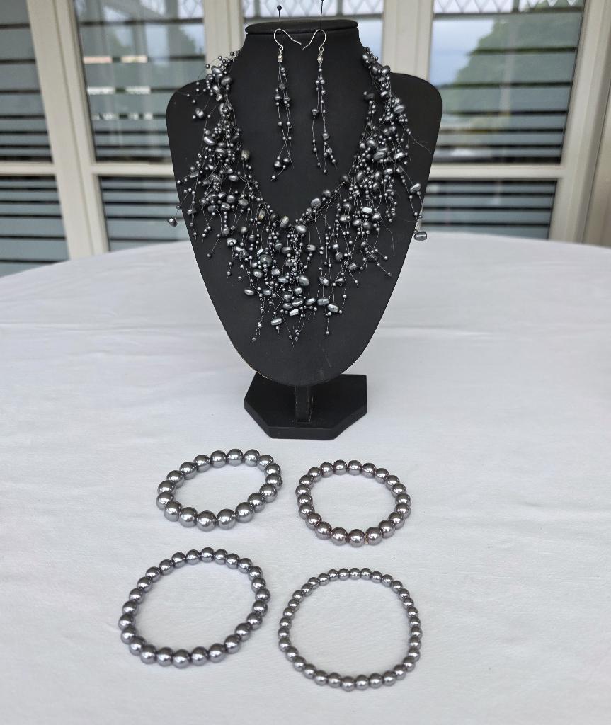 Setje met grijze parels: ketting + oorbellen + armbanden, Ophalen of Verzenden, Zo goed als nieuw, Verstelbaar