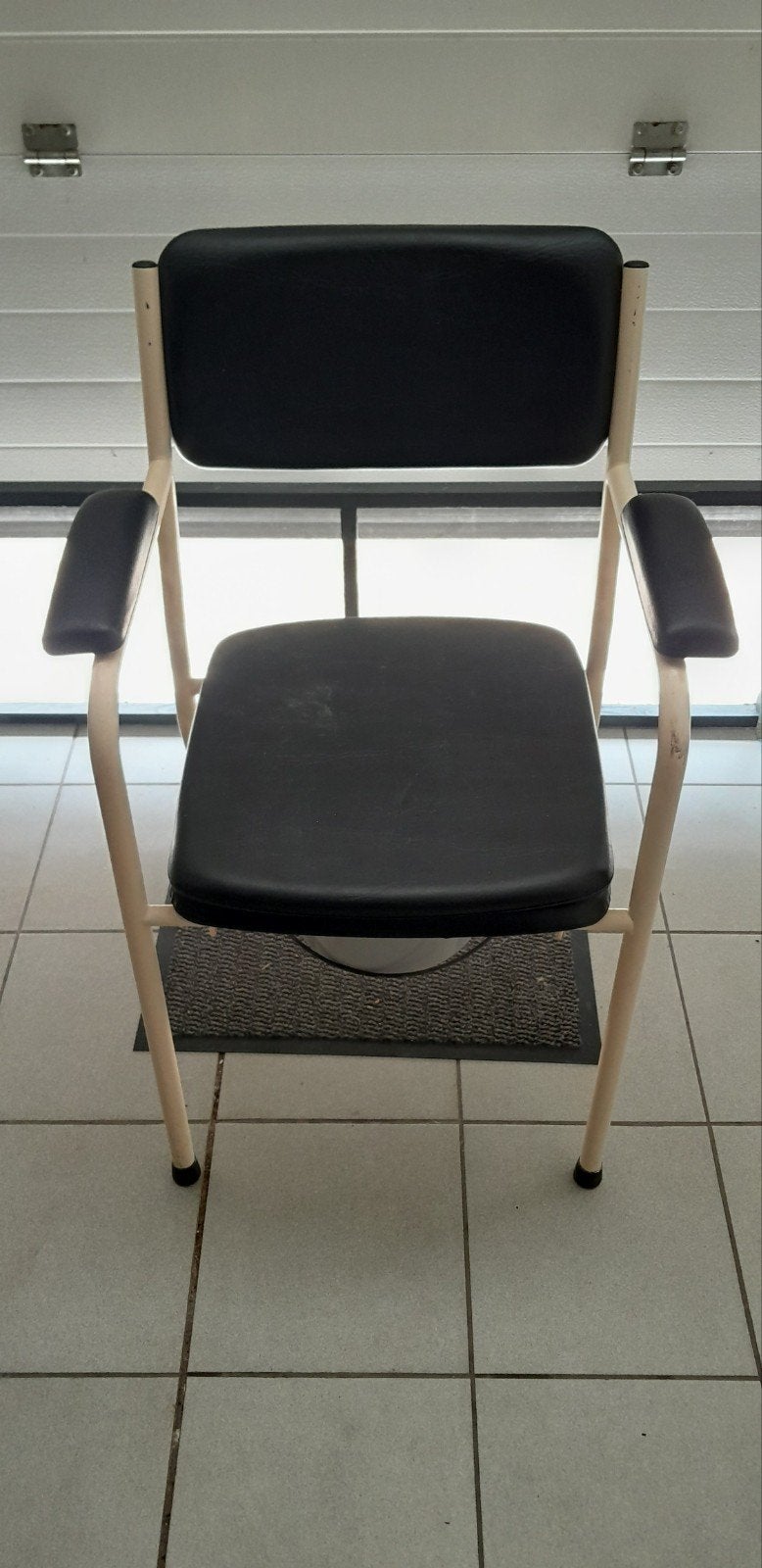 Nachtstoel, Ophalen
