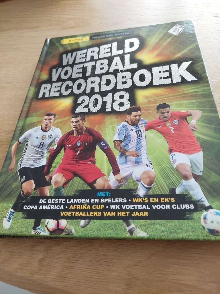 Wereld voetbal recordboek 2018, Boeken, Sportboeken, Ophalen of Verzenden, Zo goed als nieuw, Overige sporten