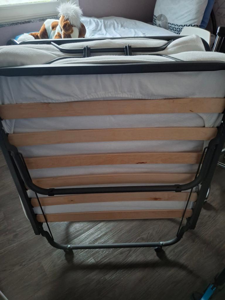 Logeert bed 50 euro  en 1 nacht kast 25 euro Aalter, Ophalen