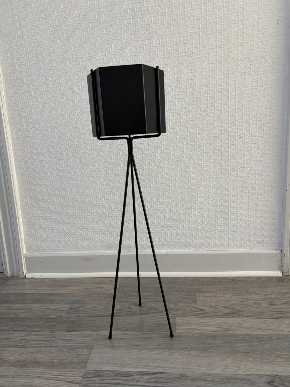 cache-pot hexagonal noir sur pied de la marque Ferm Living, Ophalen, Zo goed als nieuw