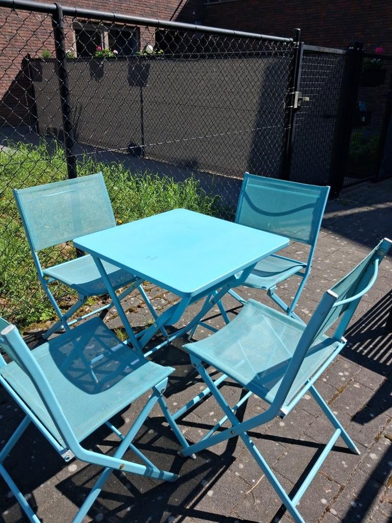 4 chaises+1 table, Enlèvement
