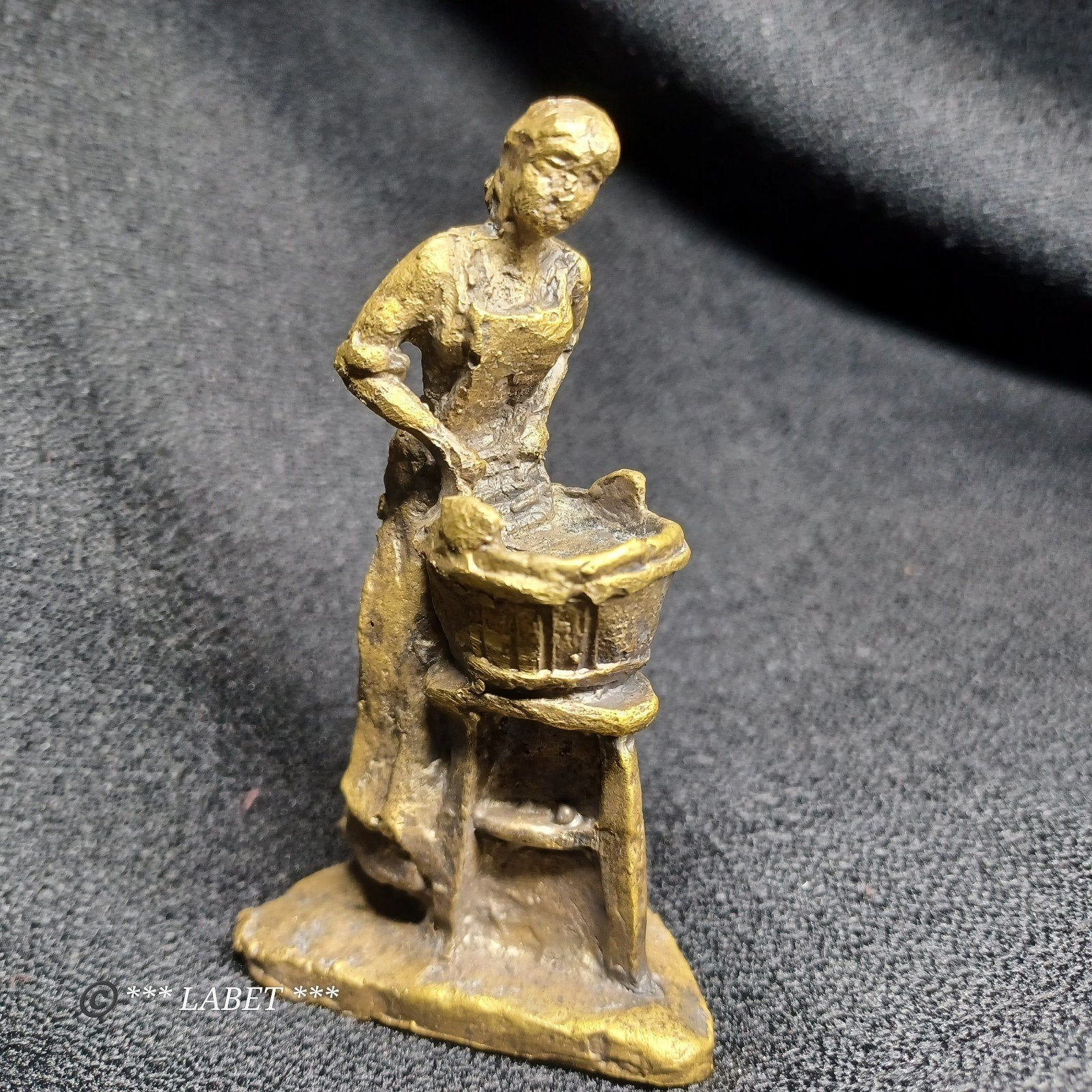 Antiek metalen beeldje – wasvrouw met wastobbe, Antiek en Kunst, Ophalen of Verzenden, Goud
