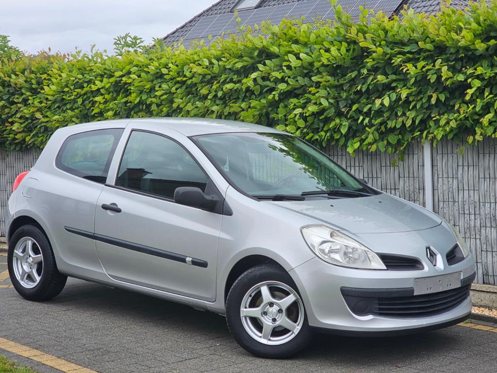 Renault Clio 1.2 Essence 106 000 km, Argent ou Gris, Boîte manuelle, 48 kW, Noir