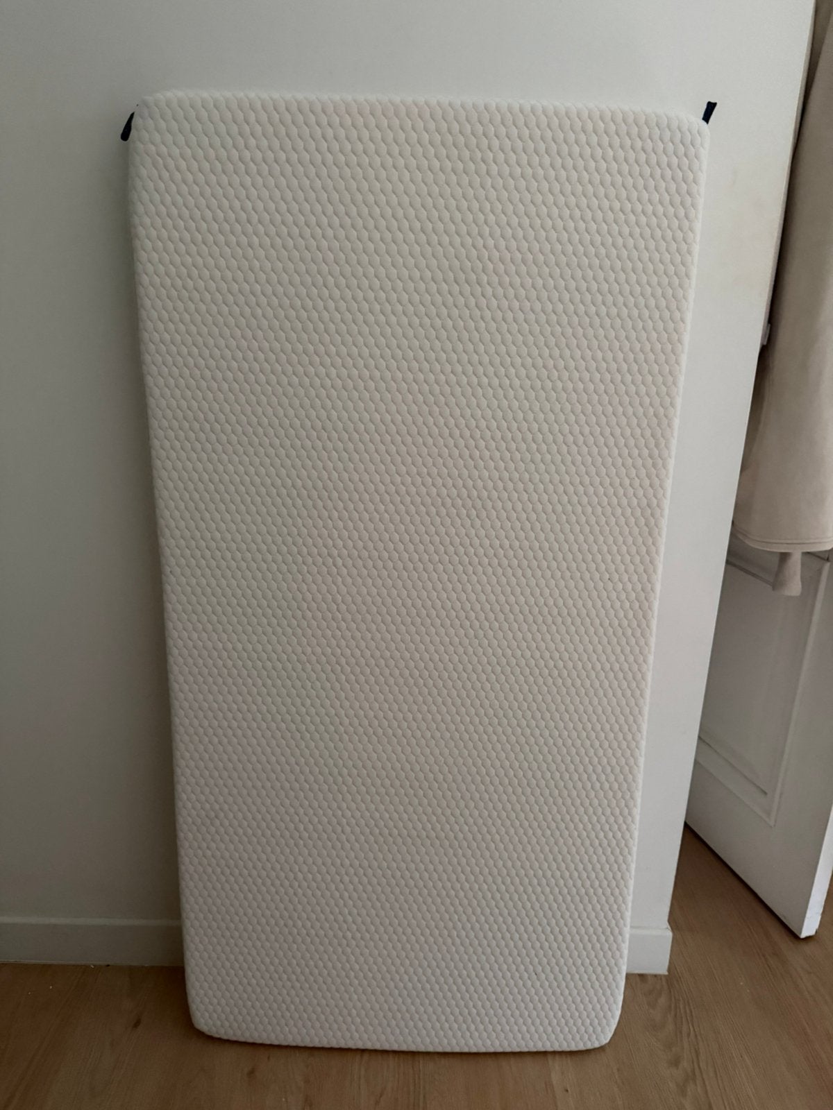 Aerosleep matras + matrasbeschermer + 2 hoeslakens, Kinderen en Baby's, Ophalen, Zo goed als nieuw