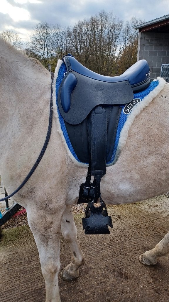 Endurance zadel van 3,5 kg in zeer goede staat, Étriers inclus, Enlèvement ou Envoi, Endurance, Comme neuf