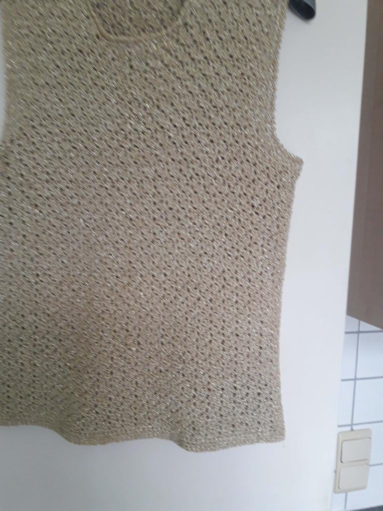 Met de hand gehaakt goudkleurig truitje zonder mouwen., Hobby & Loisirs créatifs, Tricot & Crochet, Enlèvement ou Envoi, Neuf