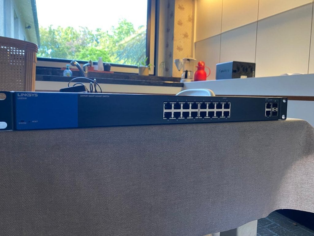 Linksys LGS318. Commutateur réseau géré (Smart Switch), Enlèvement ou Envoi, Comme neuf