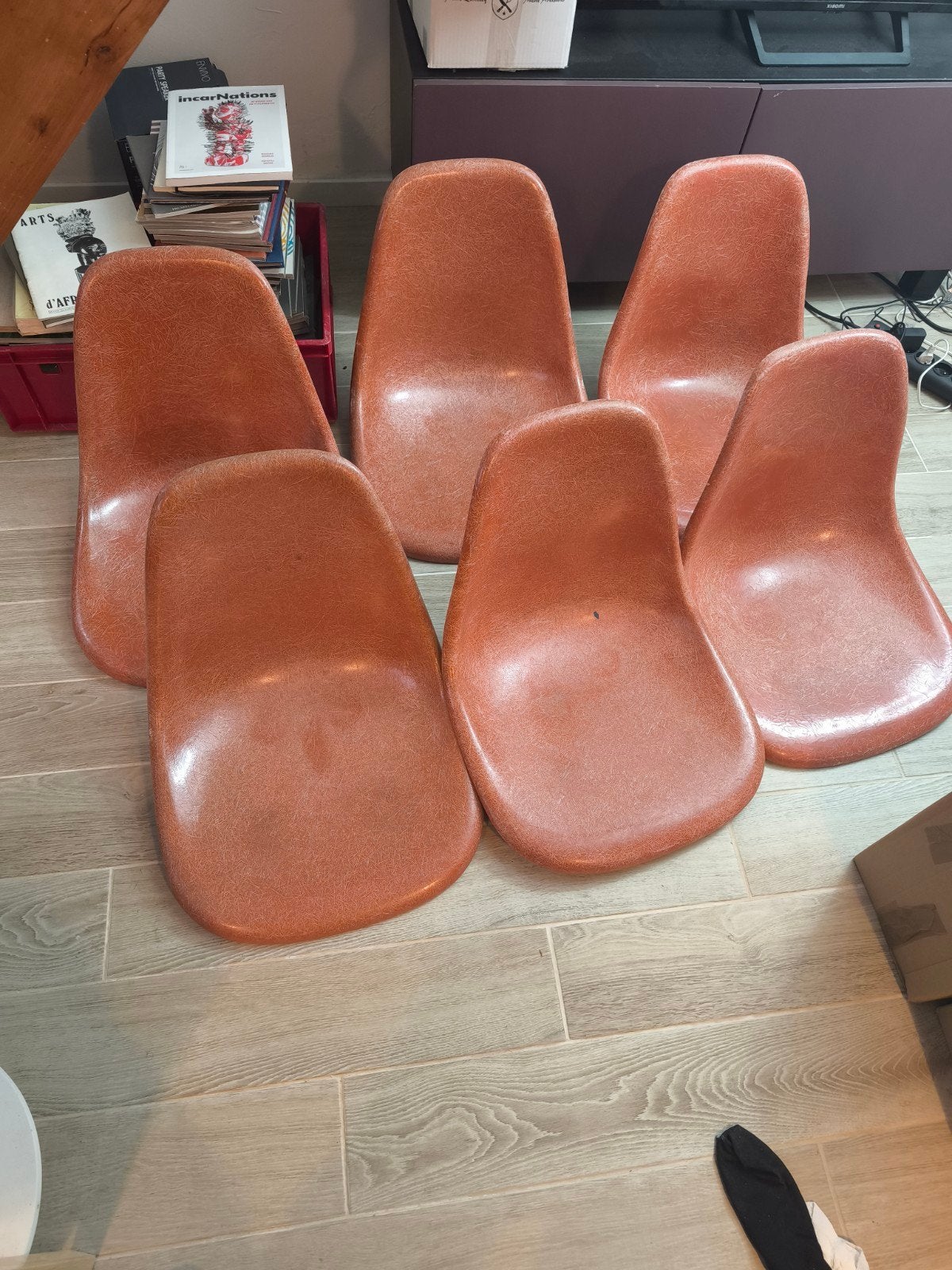 Charles Eames-koffers die moeten worden gemonteerd, Ophalen
