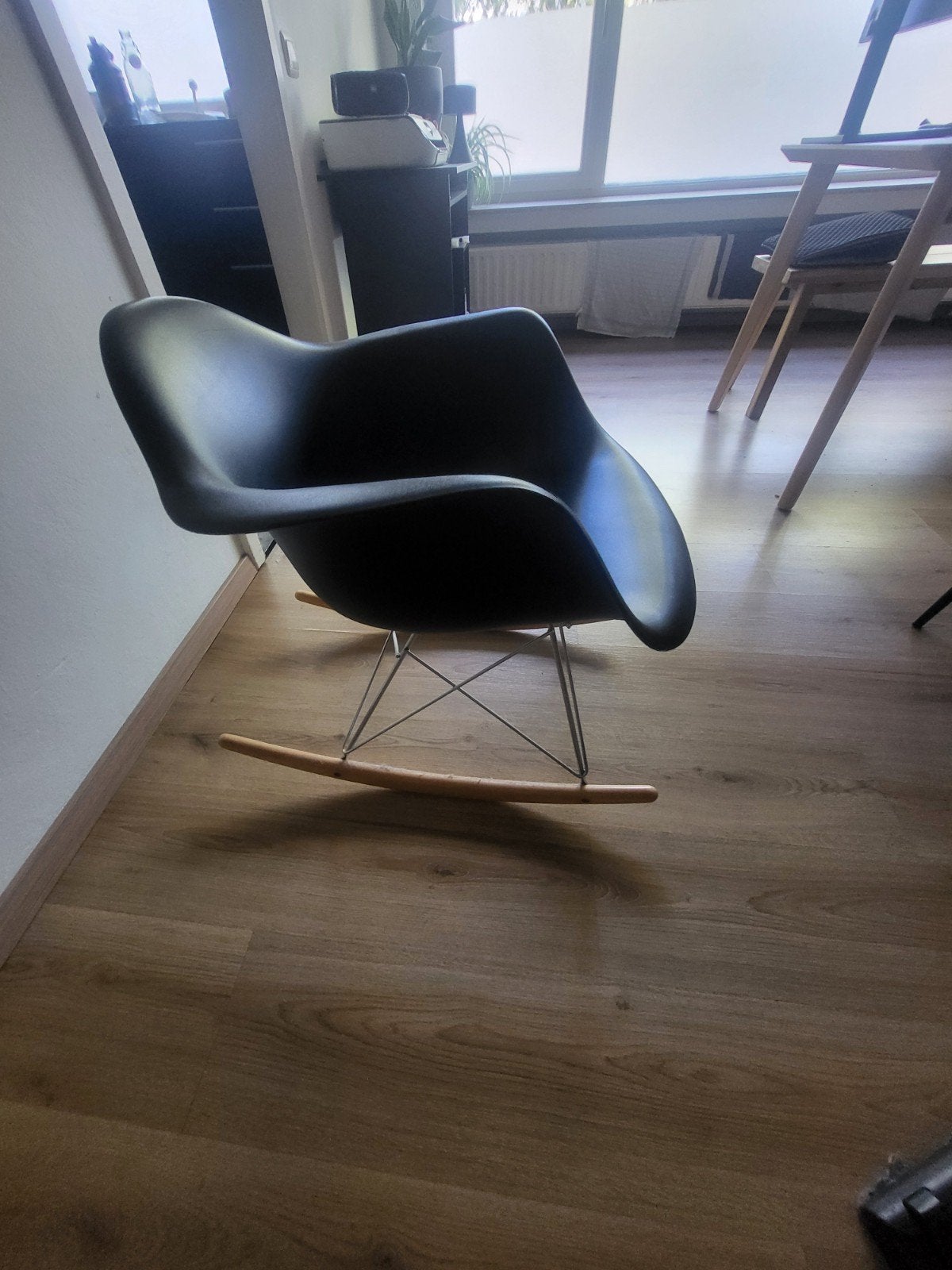 Eames schommelstoel, Ophalen