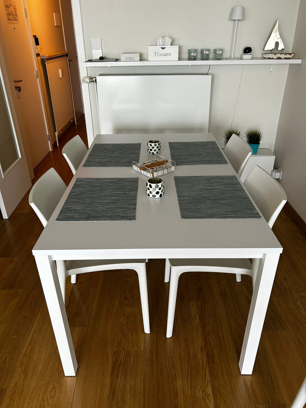 Eettafel wit (150x90) + 6 trendy stoelen (kunsstof), Huis en Inrichting, Tafels | Eettafels, Ophalen, Gebruikt, 100 tot 150 cm
