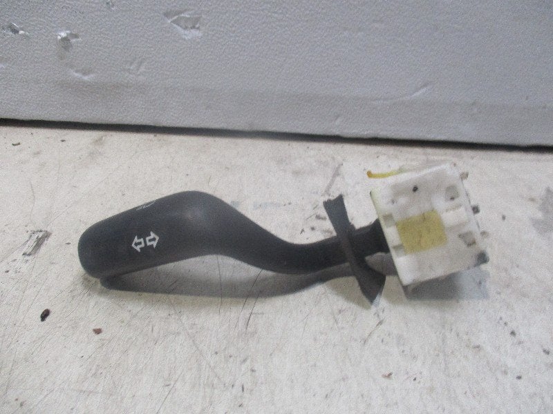 COMMUTATEUR CLIGNOTANT Saab 900 II (01-1993/02-1998), Saab-de-info@saabgroup.com, Marienbergstraße  96
90411  Nürnberg, DE, Utilisé