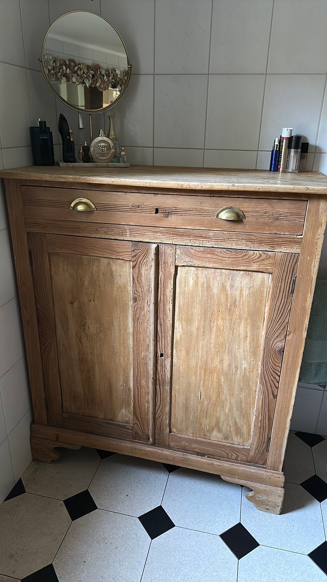 Grene kast met schuif en 1 lade in de kast, Ophalen