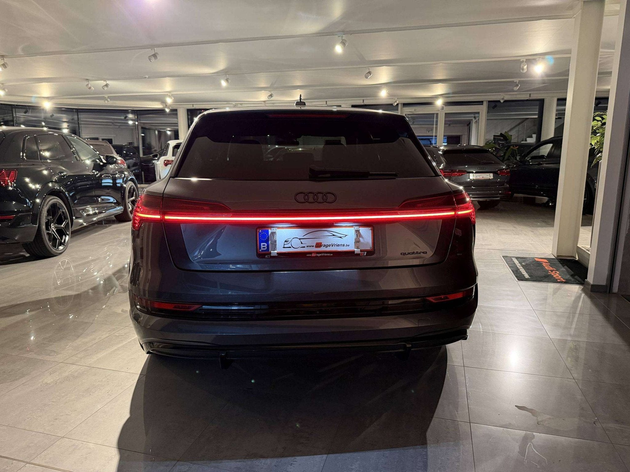 Audi SQ8 e-tron SOLD BIJ GARAGE VRIENS YVES BV!, Autos, Argent ou Gris, Achat, Phares entièrement LED, Alcantara