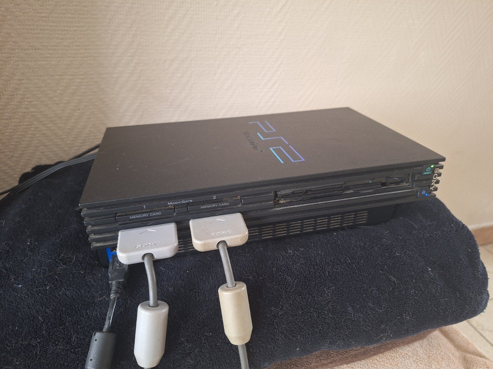 PlayStation 2+ games, Games en Spelcomputers, Spelcomputers | Sony PlayStation 2, Gebruikt, Zwart, Met 2 controllers, Met games