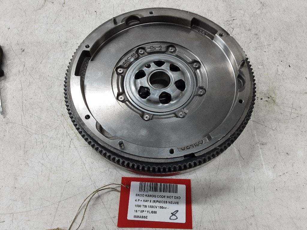 VOLANT MOTEUR BI-MASSE Skoda Karoq (01-2017/-) (05E105266B), Mevr. I. Hauben, Utilisé, Skoda, Rue de l'Espoir 34 34
4030  GRIVEGNÉE, BE