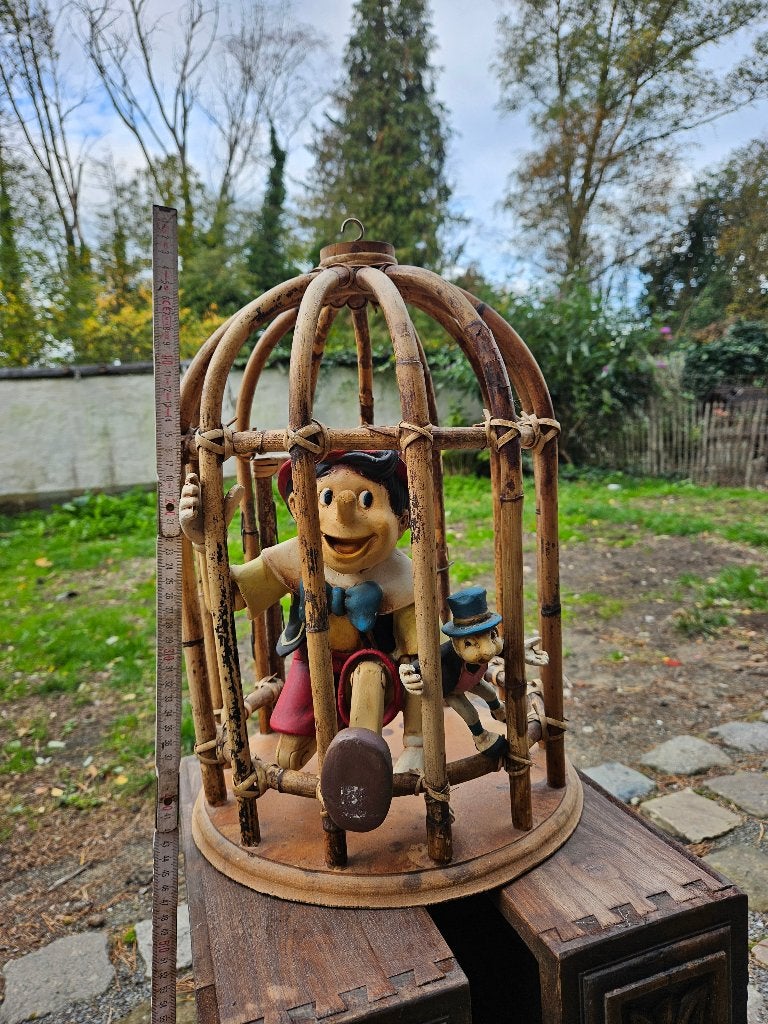 Zeldzaam Pinokkio in kooi - houten bamboe vogelkooi 55cm, Verzamelen, Ophalen of Verzenden, Peter Pan of Pinokkio, Zo goed als nieuw