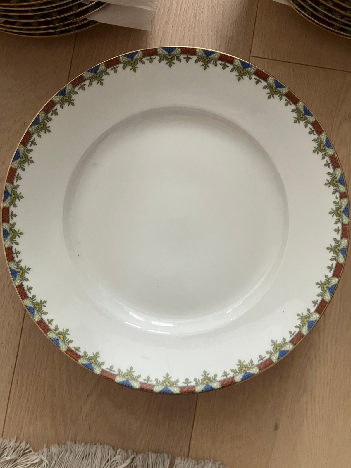 Lot 33 assiettes et 3 plats de service porcelaine Limoges, Antiquités & Art, Enlèvement
