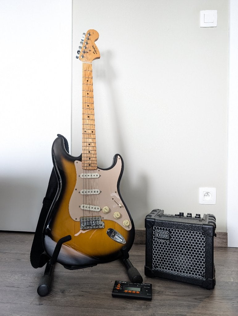 Fender Stratocaster + Roland versterker + accessoires, Muziek en Instrumenten, Ophalen, Gebruikt, Fender, Met versterker