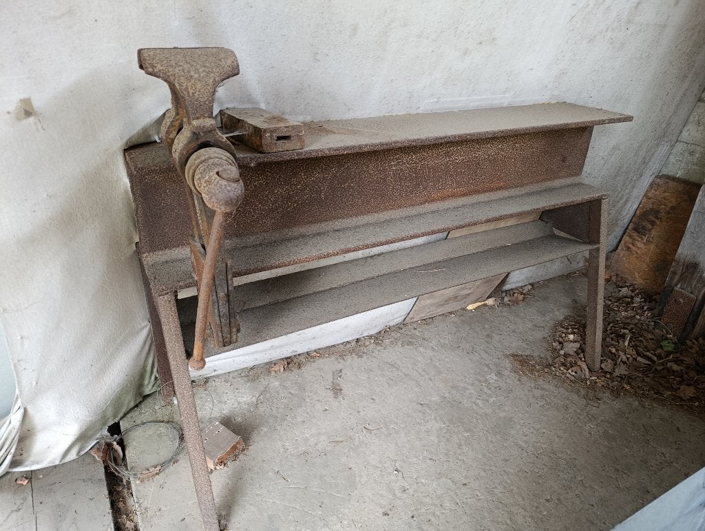 Établi avec Étau de forge ancien, Enlèvement, Étau