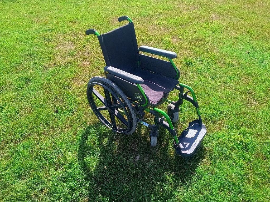 Breezy 300 Rolstoel – Lichtgewicht & Compact, Diversen, Rolstoelen, Ophalen of Verzenden, Inklapbaar, Gebruikt, Handbewogen rolstoel