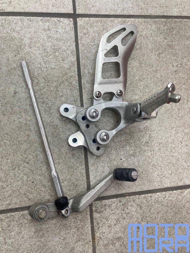 Voetsteun links Suzuki GSXR 600 750 L1 L5 2011 2015 GSX-R, -, Utilisé, -, -