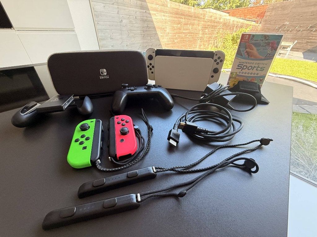 Switch OLED wit, 4 Joy-Cons, Pro Controller, tas, SD & game, Met 3 controllers of meer, Switch OLED, Ophalen, Gebruikt