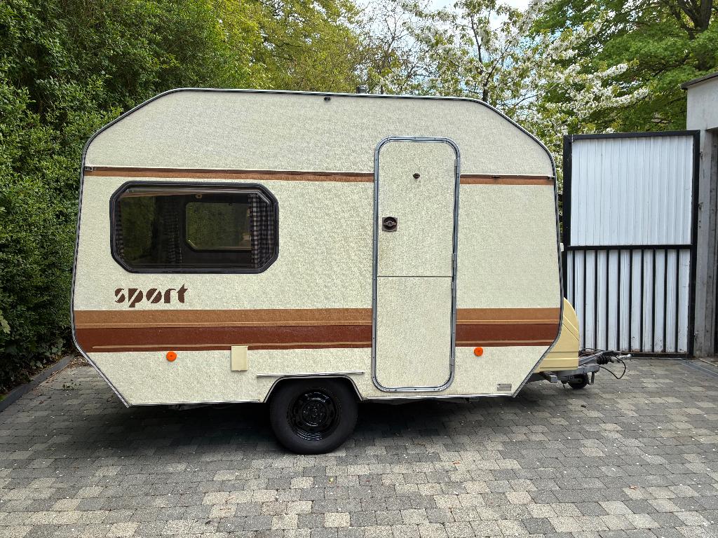 Caravane + Auvent, Jusqu'à 4, 4 à 5 mètres, Roue de secours, 500 - 750 kg