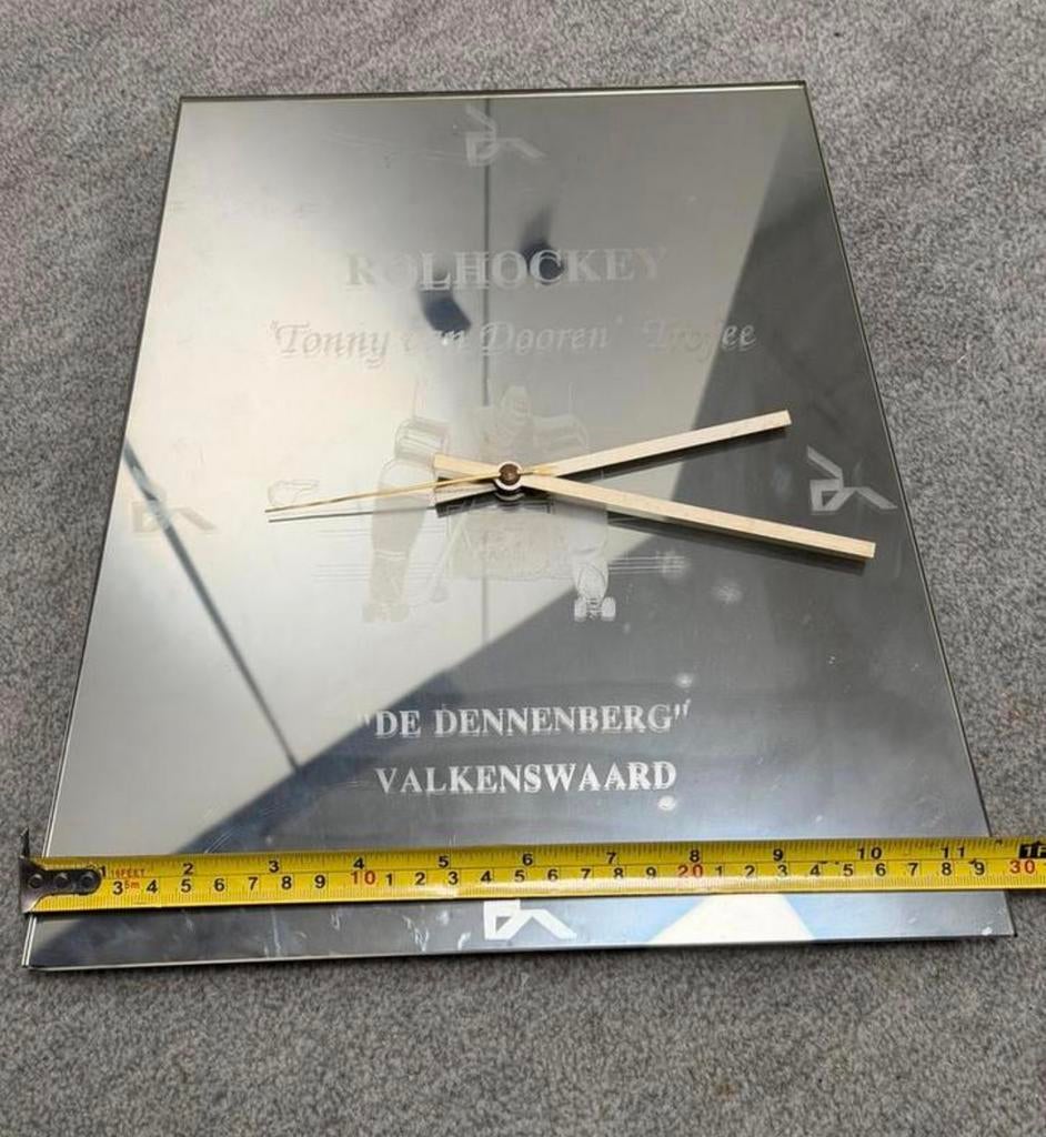 Vintage Spiegel Wandklok 30cm Rolhockey Trofee Valkenswaard, Ophalen of Verzenden, Gebruikt, Analoog, Wandklok