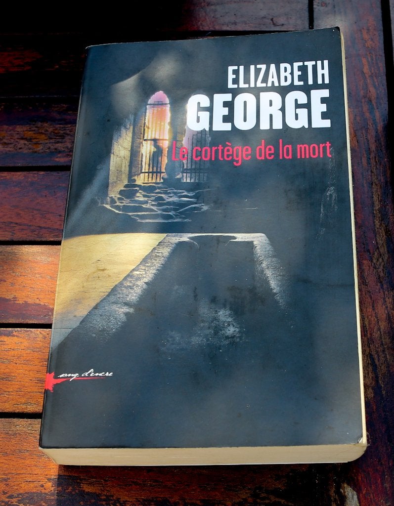Thriller broché : Elizabeth George "Le cortège de la mort", Livres, Enlèvement ou Envoi, Elizabeth George