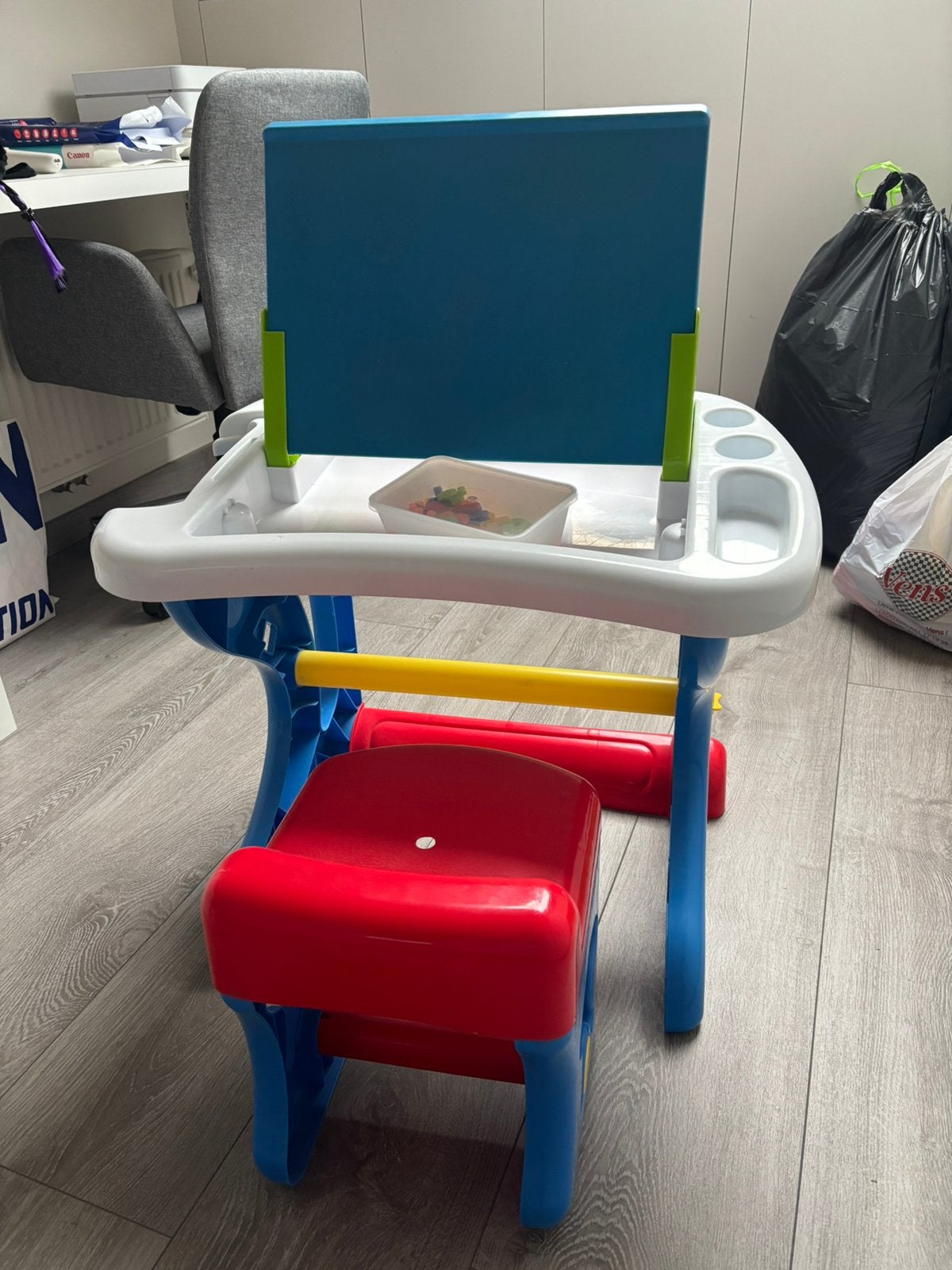 Smoby kleuter bureau krijtbord + magnetisch bord, Ophalen, Zo goed als nieuw