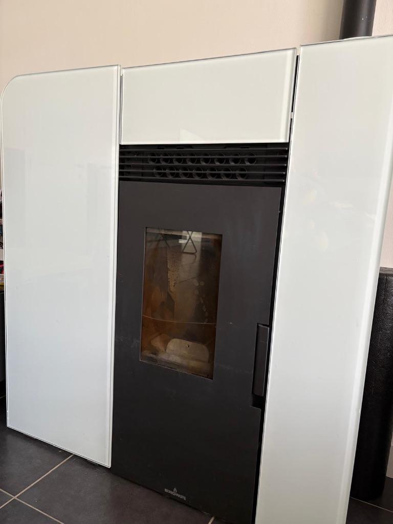 Poêle à granulés Bronpi avec télécommande, Autres carburants, Comme neuf, Enlèvement, Poêle à granulés