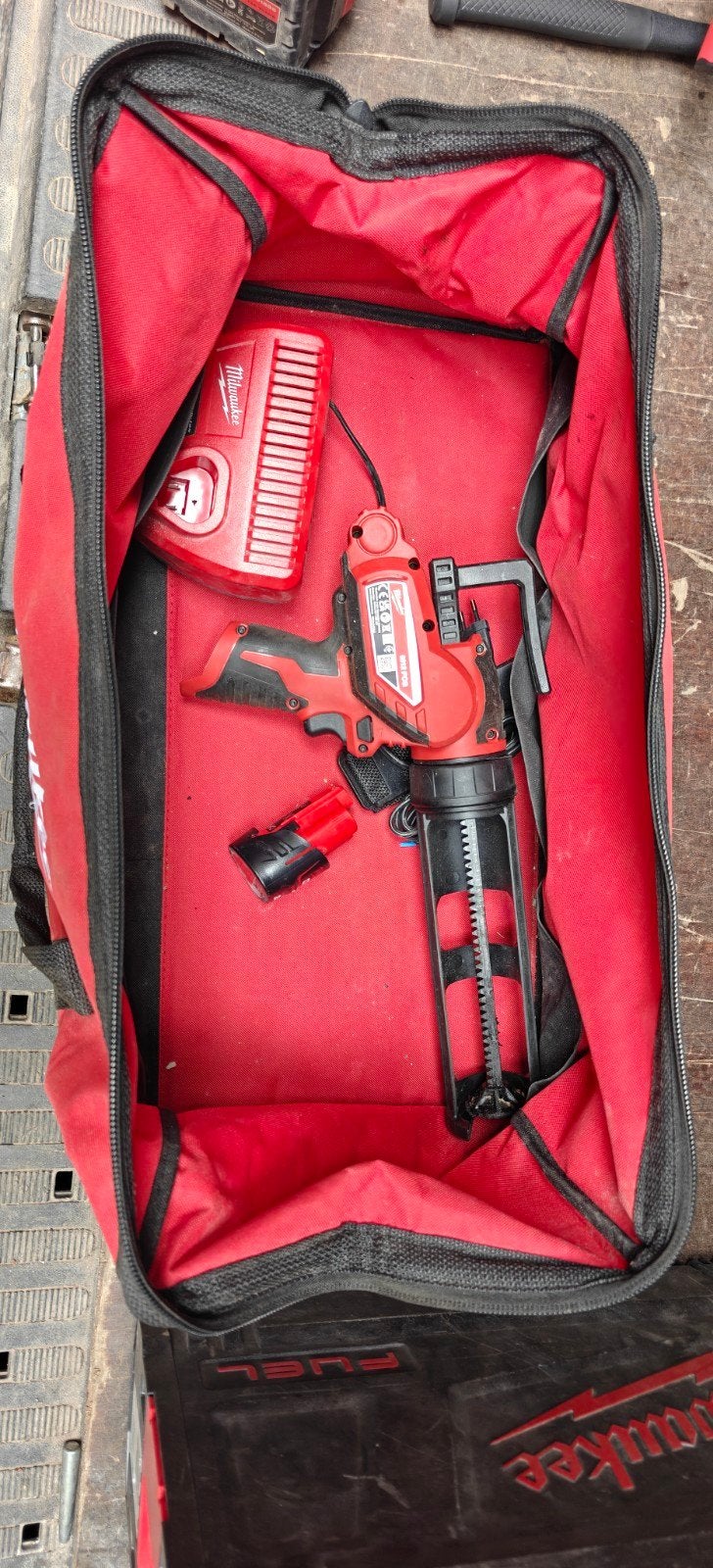 Milwaukee silicone spuit, Ophalen