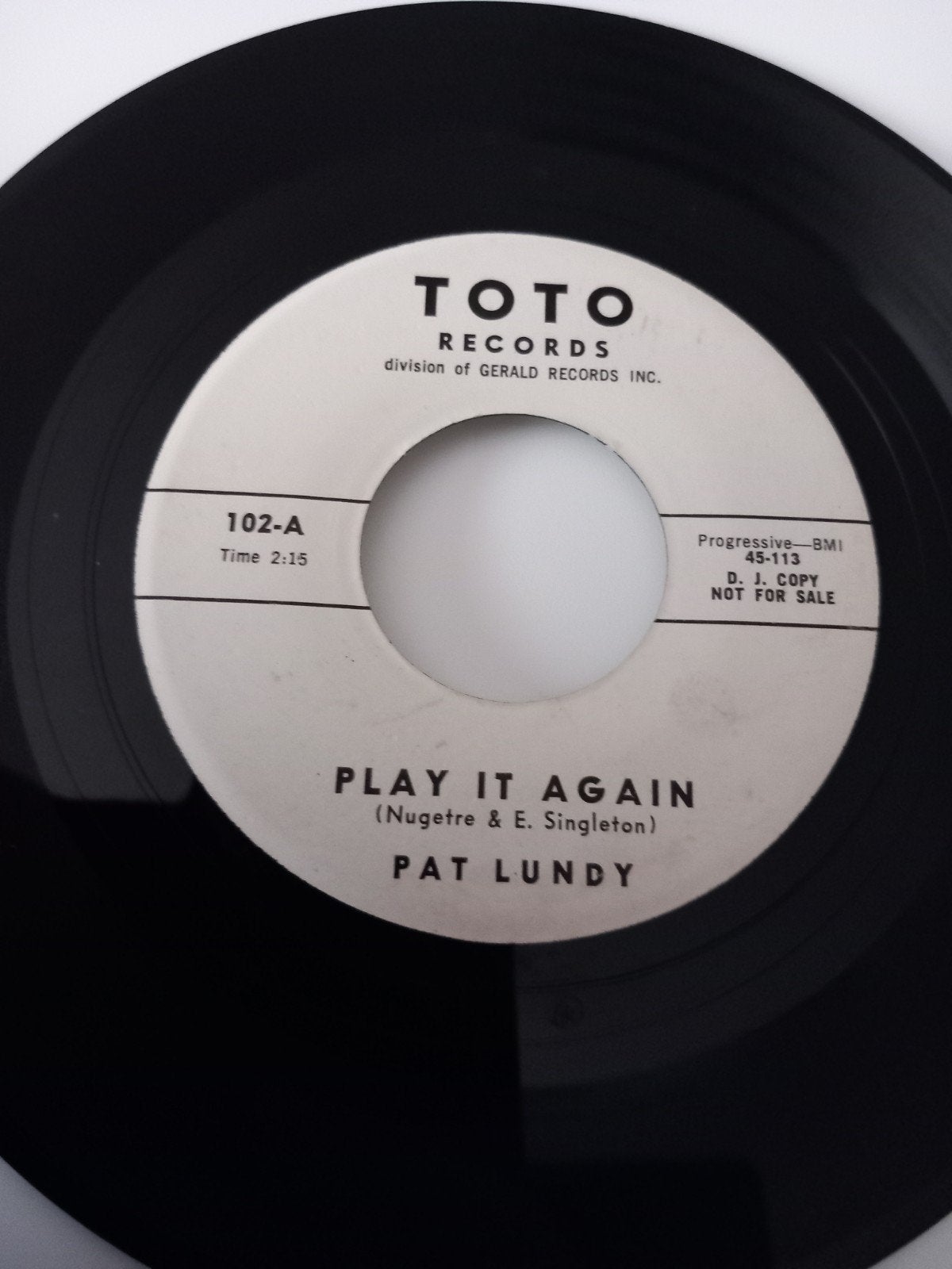 PAT LUNDY.  PLAY IT AGAIN.  POPCORN USA 45T