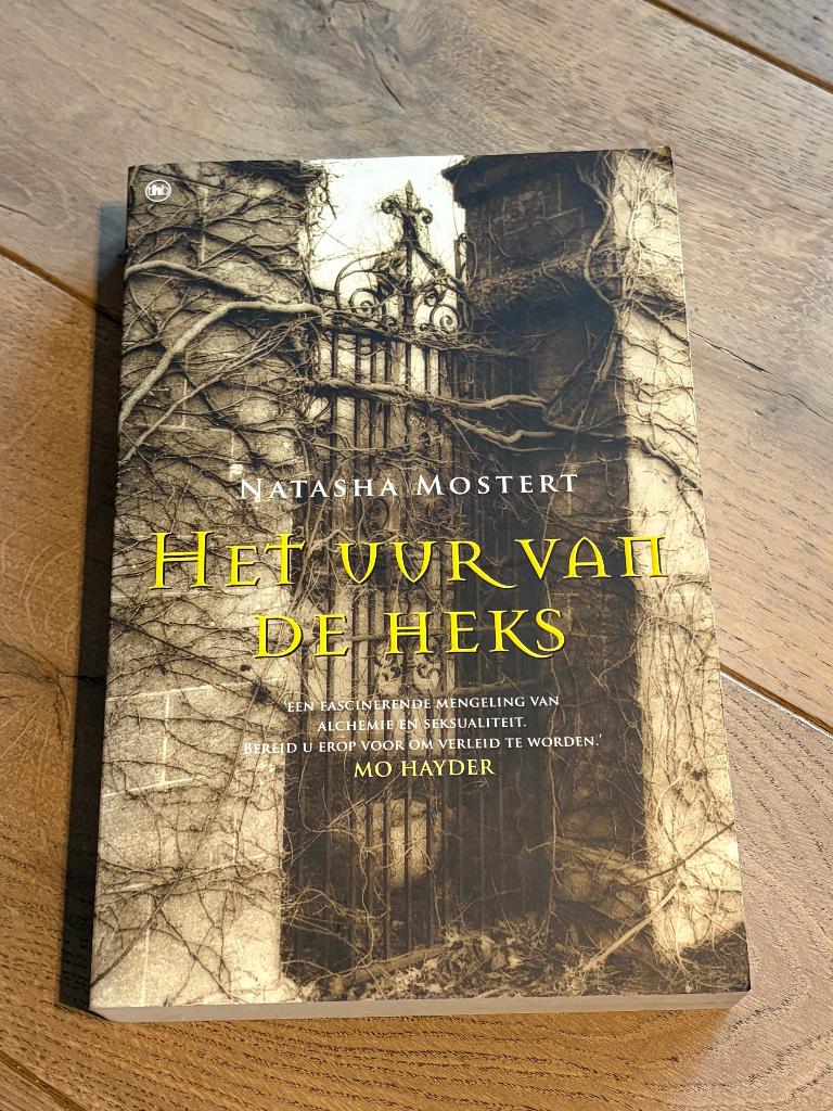 Natasha Mostert - Het uur van de heks, Boeken, Ophalen of Verzenden, Zo goed als nieuw