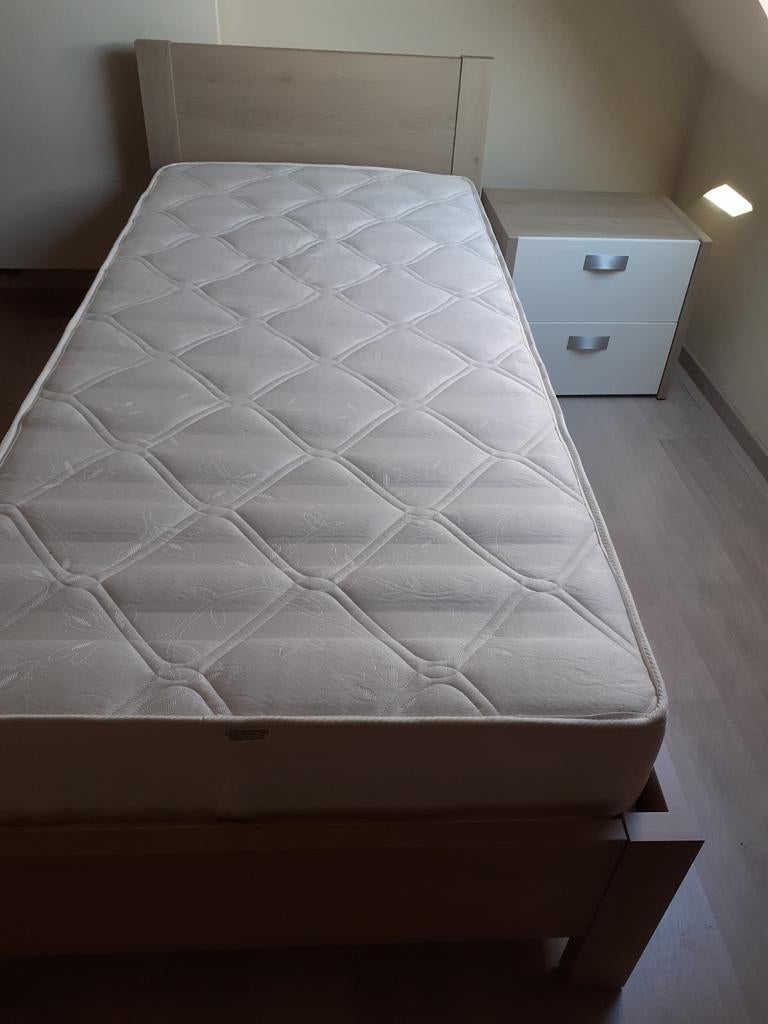 1 persoonsbed met nachtkastje, Ophalen